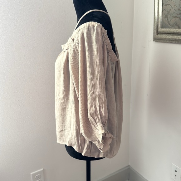 HYFVE Sz L Off the shoulder Tan airy crinkle top blouse - Picture 2 of 5